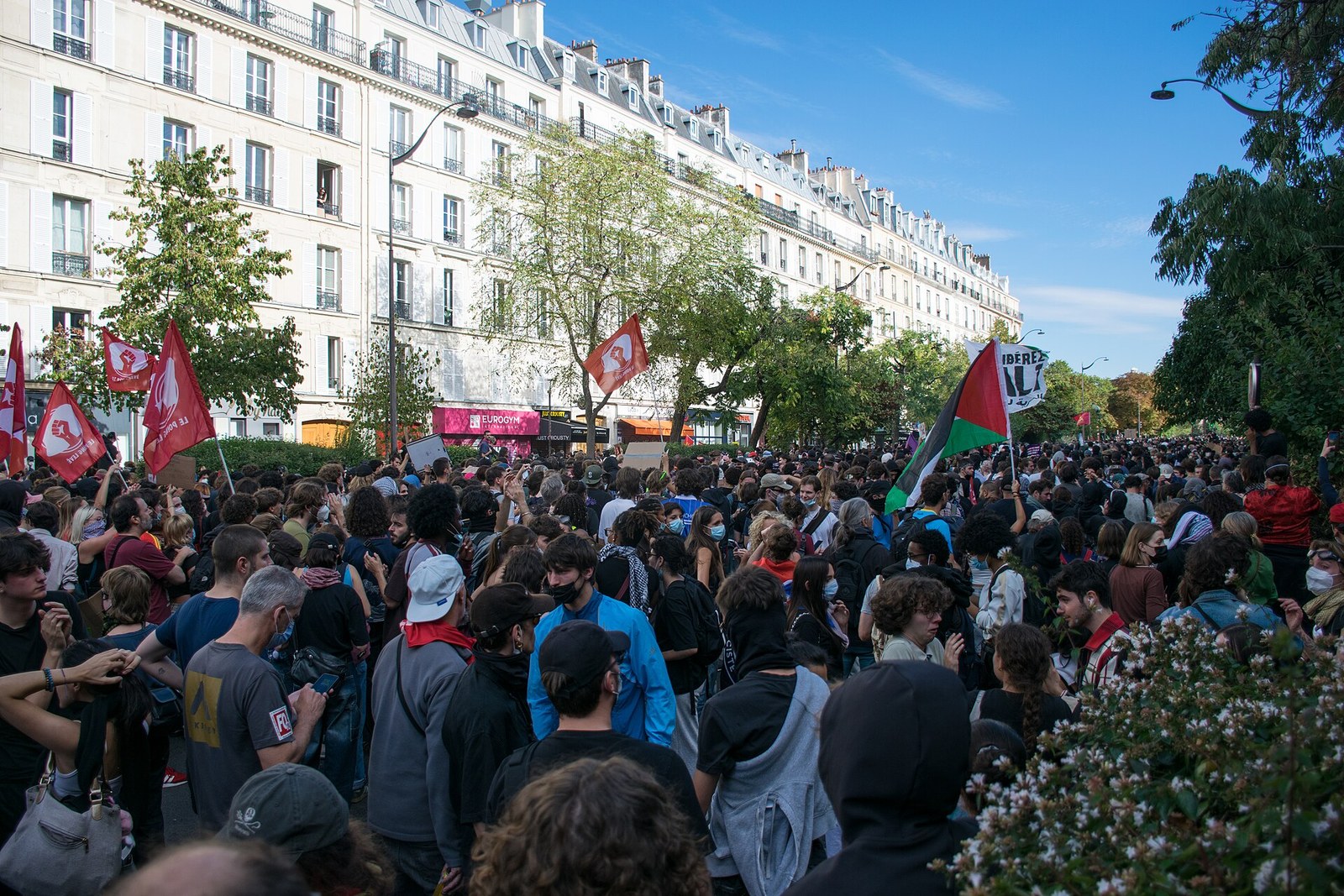 Francia arde: 550.000 personas en las calles, saqueos y más de 1.800 detenidos en una jornada de protestas