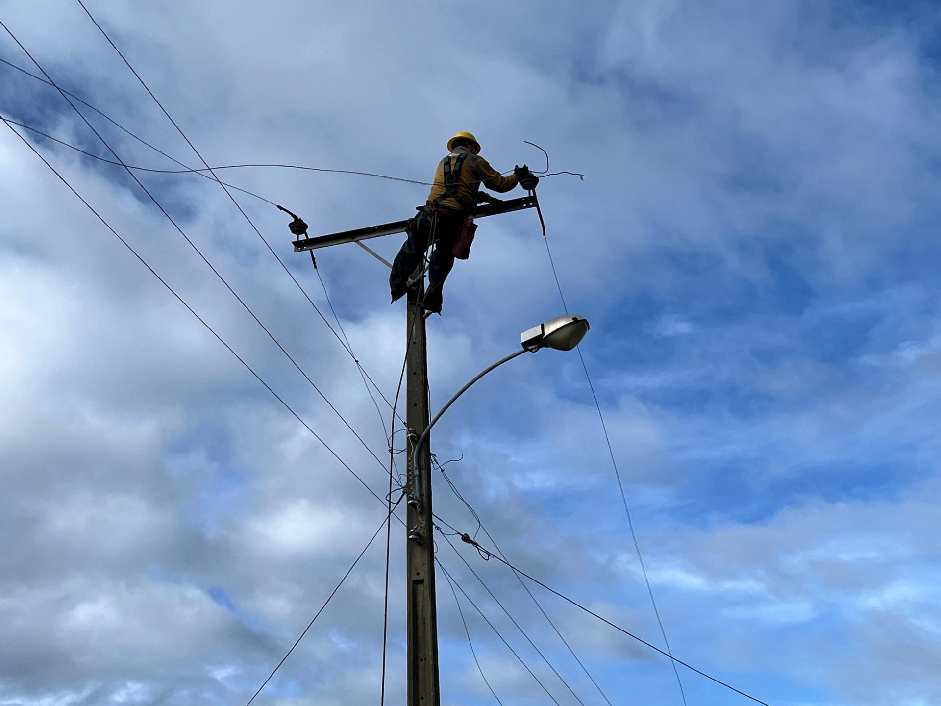 Saesa activa monitoreo preventivo de la red eléctrica por sistema frontal en la zona sur