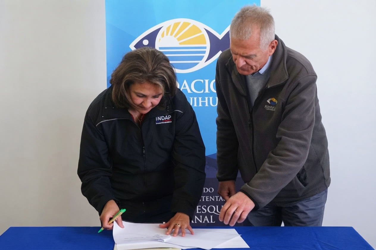 Firma del convenio entre INDAP Los Lagos y Fundación Chinquihue