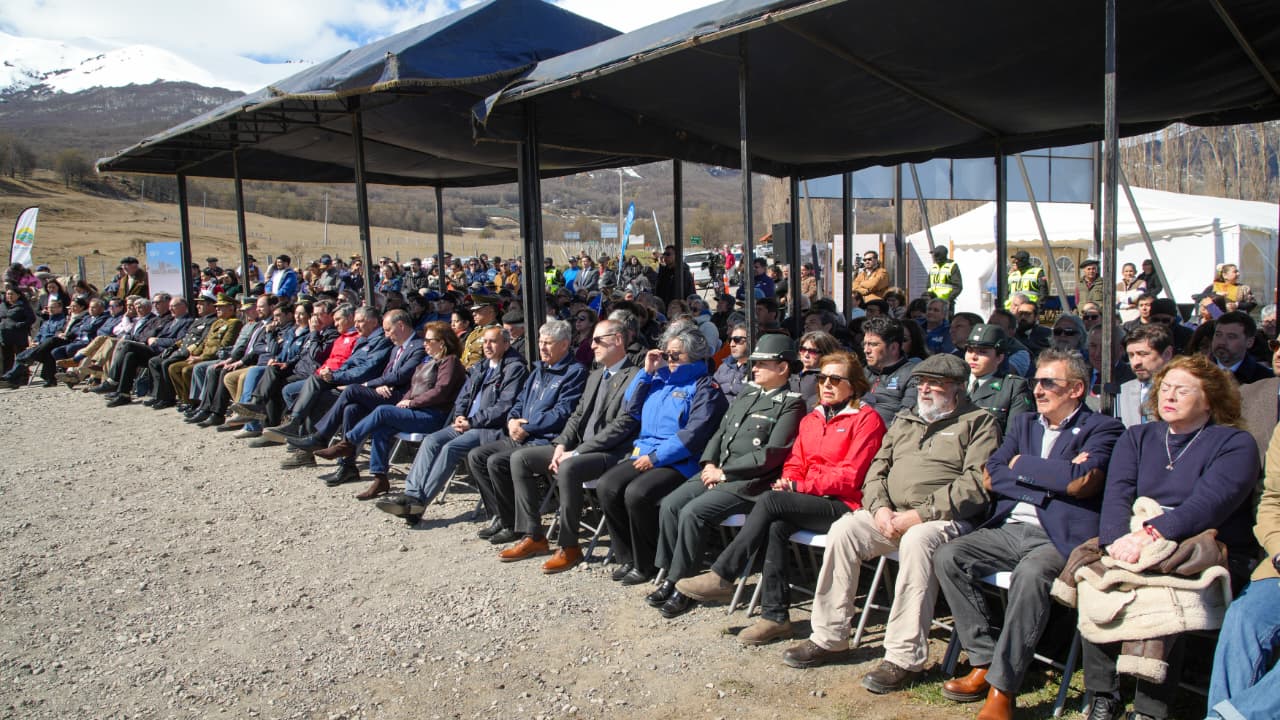 Asistentes a la ceremonia de los 50 años de la Carretera Austral en Cerro Castillo