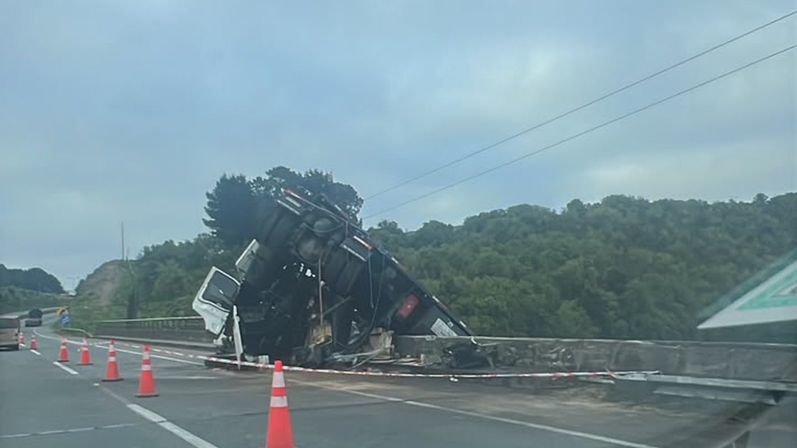 Camión queda semicolgado tras chocar en el Puente Maullín, en la Ruta 5 Sur