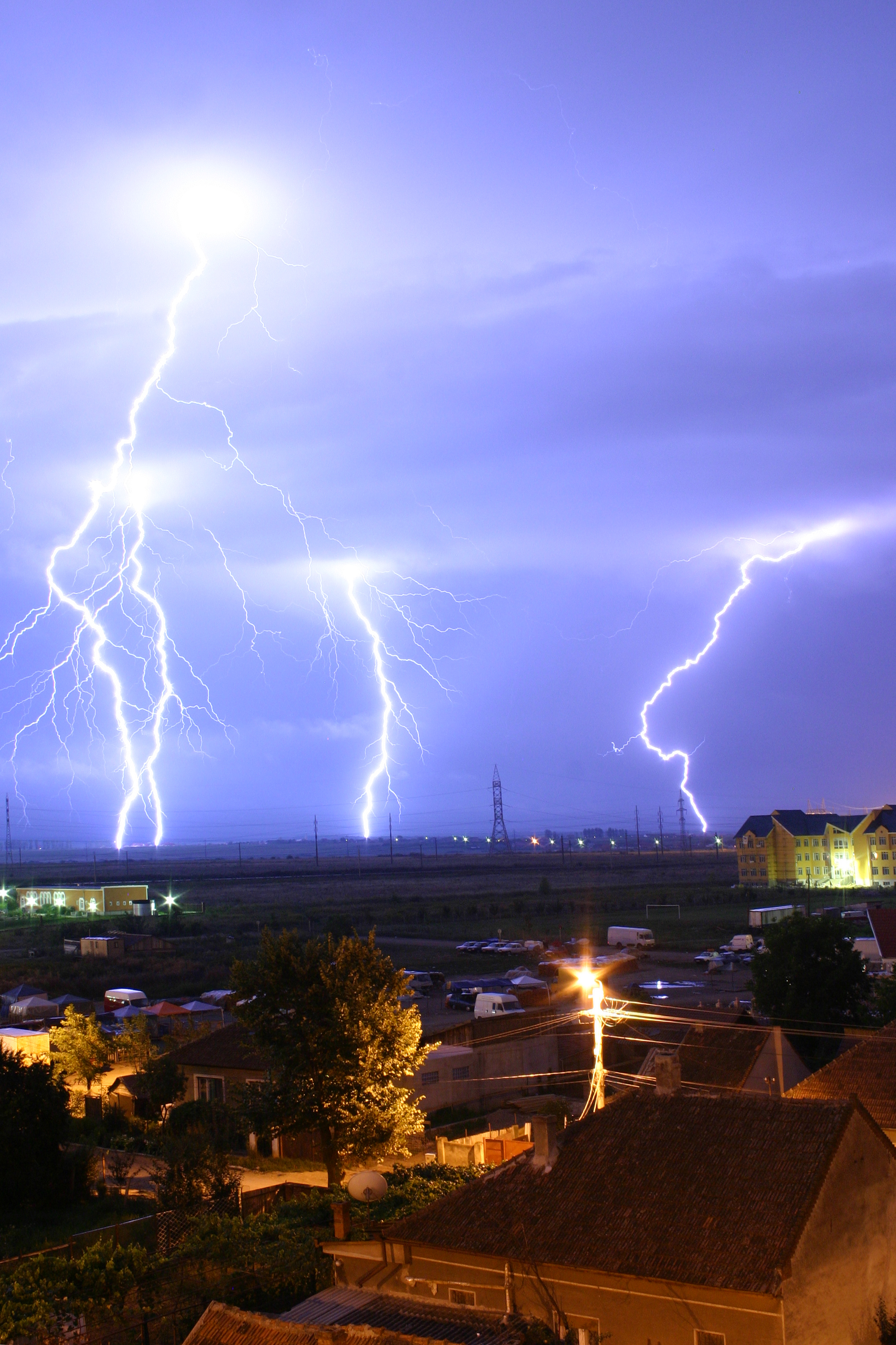 Aviso por probables tormentas eléctricas rige hasta esta noche en La Araucanía, Los Ríos y Los Lagos